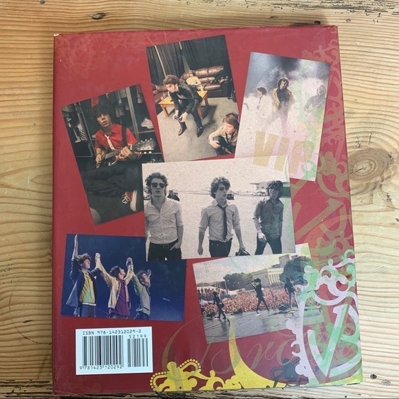 Disney Hyperion Jonas Brothers Burning Up book - Picture 13 of 16